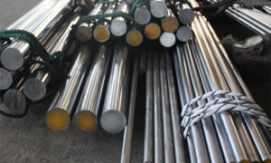 什么因素会导致活塞杆有泄露的情况？